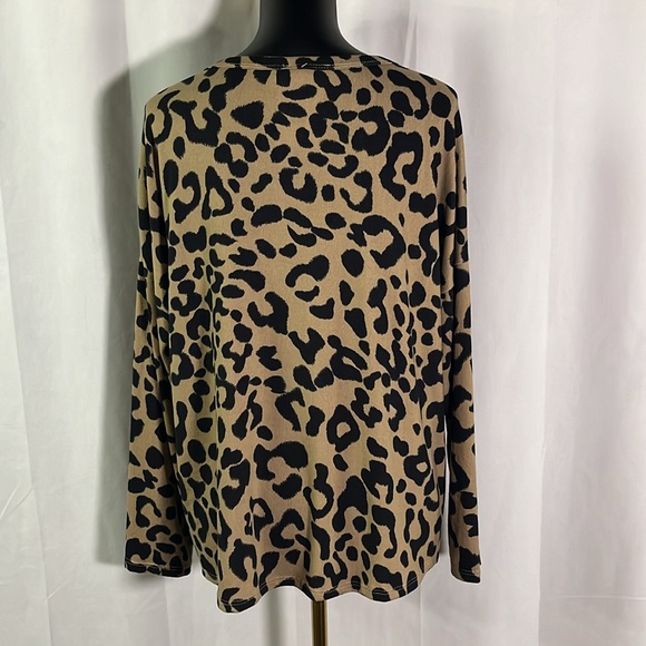 🛍 6 for $35 • NWT HEIMISH USA Animal Print Oh So Soft Knit V-Neck Lounge Top - Picture 3 of 16